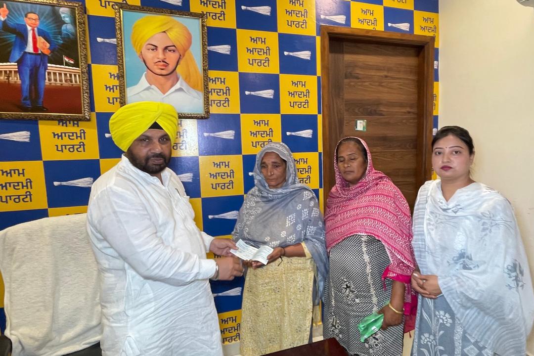 ਕੈਬਨਿਟ ਮੰਤਰੀ ਹਰਭਜਨ ਸਿੰਘ ਈ.ਟੀ.ੳ ਨੇ ਸੜਕੀ ਹਾਦਸੇ ਵਿੱਚ ਮਾਰੇ ਗਏ ਨੌਜਵਾਨਾਂ ਦੇ ਪਰਿਵਾਰਾਂ ਦੀ ਕੀਤੀ ਮਾਲੀ ਸਹਾਇਤਾ-