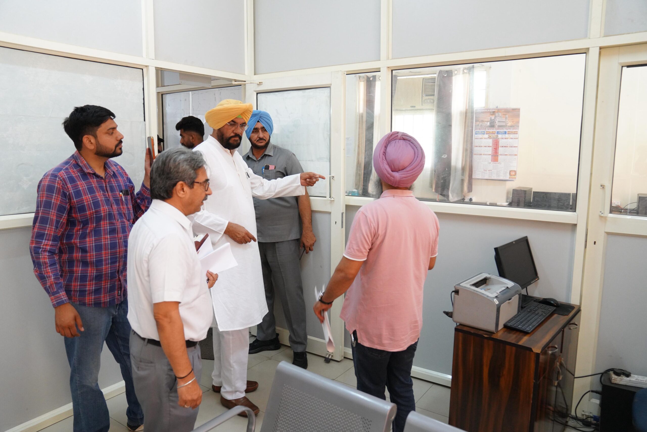 ਕੈਬਨਿਟ ਮੰਤਰੀ ਕੁਲਦੀਪ ਸਿੰਘ ਧਾਲੀਵਾਲ ਵੱਲੋਂ ਅਜਨਾਲਾ ਦੇ ਤਹਿਸੀਲ ਕੰਪਲੈਕਸ ਵਿੱਚ ਅਚਨਚੇਤ ਛਾਪਾ