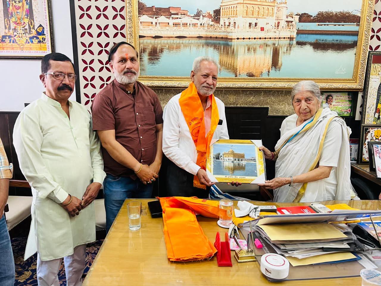 ਰਵਿੰਦਰ ਹੰਸ ਨੇ ਸ੍ਰੀ ਦੁਰਗਿਆਣਾ ਮੰਦਿਰ ਵਿੱਖੇ ਹੋਏ ਨਤਮਸਤਕ ਮੰਦਰ ਕਮੇਟੀ ਨੇ ਕੀਤਾ ਸਨਮਾਨਿਤ