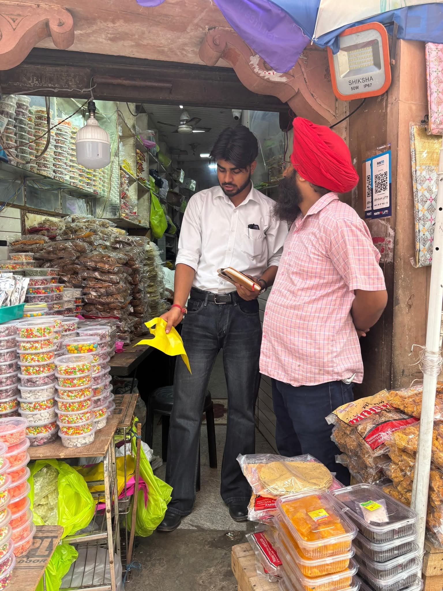 ਹੈਰੀਟੇਜ ਸਟਰੀਟ ਨੂੰ ਪਲਾਸਟਿਕ ਮੁਕਤ ਕਰਨ ਲਈ ਪ੍ਰਦੂਸ਼ਣ ਕੰਟਰੋਲ ਬੋਰਡ ਦੇ ਅਧਿਕਾਰੀਆਂ ਵੱਲੋਂ ਦੁਕਾਨਦਾਰਾਂ ਨਾਲ ਮੀਟਿੰਗਾਂ-