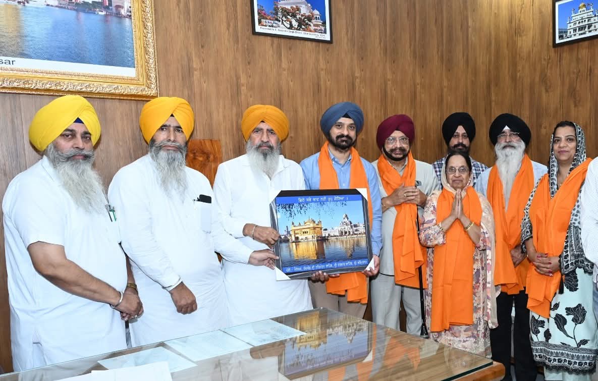 ਸ੍ਰੀ ਦਰਬਾਰ ਸਾਹਿਬ ਵਿਖੇ ਨਤਸਮਤਕ ਹੋਣ ਪੁੱਜੇ ਡਾਕਟਰ ਮਨਦੀਪ ਸਿੰਘ ਦਾ ਸ਼੍ਰੋਮਣੀ ਕਮੇਟੀ ਦਫ਼ਤਰ ਵਿਖੇ ਸਨਮਾਨ-