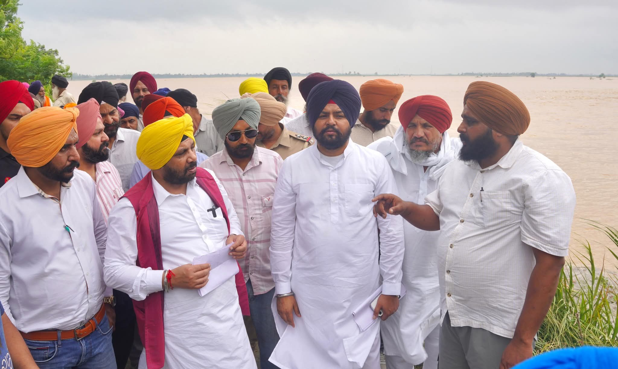 ਕੈਬਨਿਟ ਮੰਤਰੀ ਹਰਭਜਨ ਸਿੰਘ ਈ.ਟੀ.ੳ ਤੇ ਵਿਧਾਇਕ ਮਨਜਿੰਦਰ ਸਿੰਘ ਲਾਲਪੁਰਾ ਵੱਲੋਂ ਵਿਧਾਨ ਸਭਾ ਹਲਕਾ ਖਡੂਰ ਸਾਹਿਬ ਦੇ ਦਰਿਆਈ ਪਾਣੀ ਨਾਲ ਪ੍ਰਭਾਵਿਤ ਪਿੰਡਾਂ ਦਾ ਦੌਰਾ-