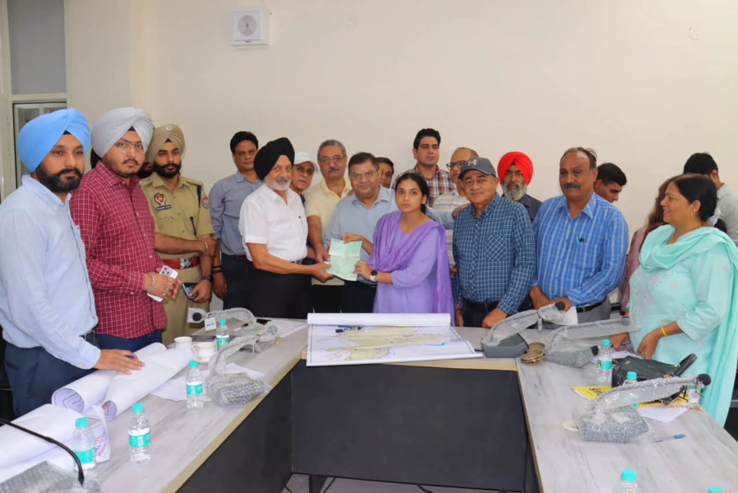 ਅੰਮ੍ਰਿਤਸਰ ਦੇ ਕਲੱਬਾਂ ਸਰਵਿਸ ਕਲੱਬ, ਅੰਮ੍ਰਿਤਸਰ ਕਲੱਬ ਅਤੇ ਲਮਸਡੇਨ ਕਲੱਬ ਨੇ ਹੜ ਪੀੜਤਾਂ ਲਈ ਦਿੱਤੀ 3 ਲੱਖ ਦੀ ਸਹਾਇਤਾ-