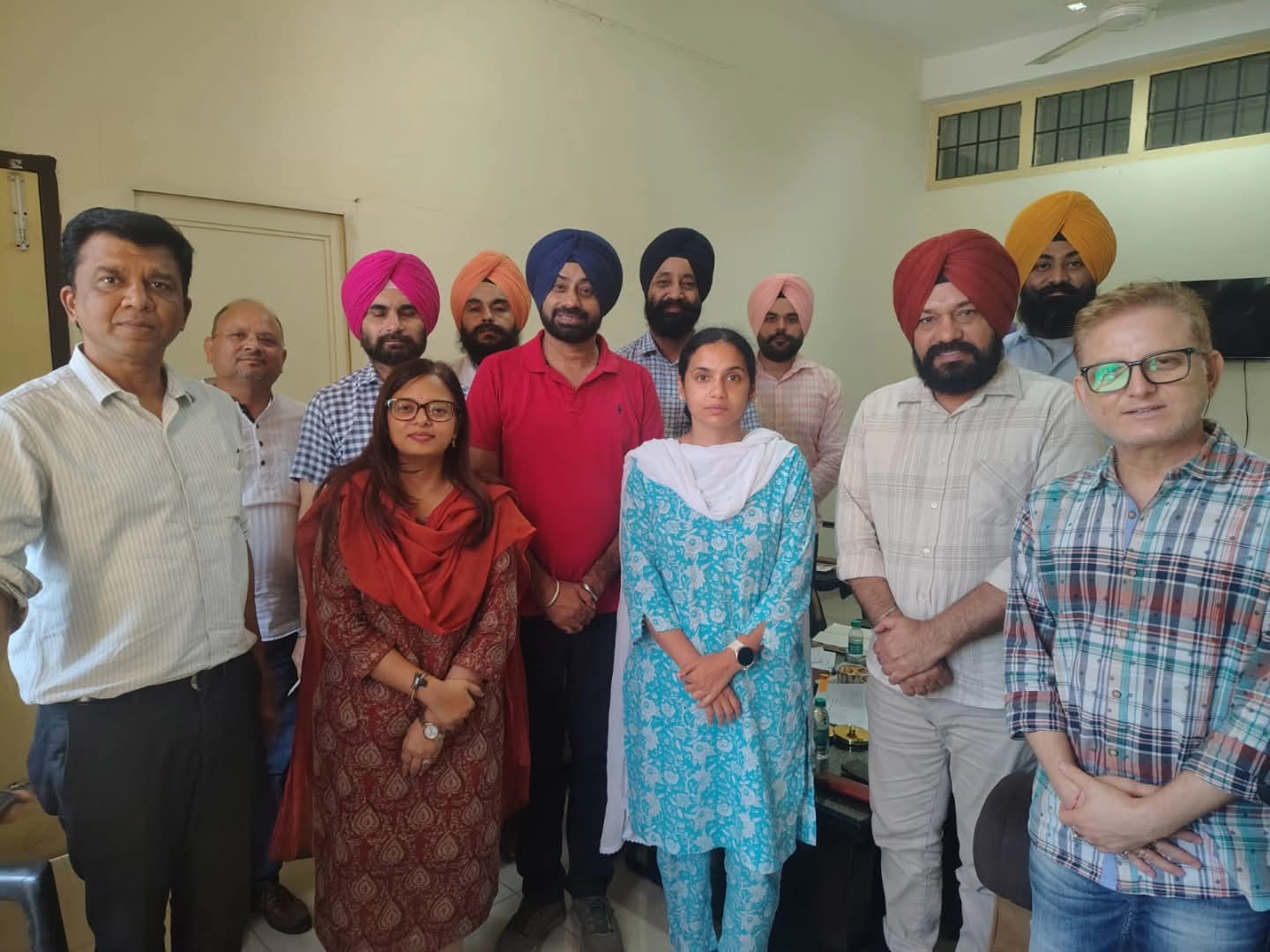 ਪ੍ਰਸਿੱਧ ਕਲਾਕਾਰ ਗੁਰਪ੍ਰੀਤ ਘੁੱਗੀ ਨੇ ਪਸ਼ੂਆਂ ਦੇ ਚਾਰੇ ਲਈ ਸਾਇਲੇਜ ਦੇ ਭੇਜੇ ਦੋ ਟਰੱਕ-