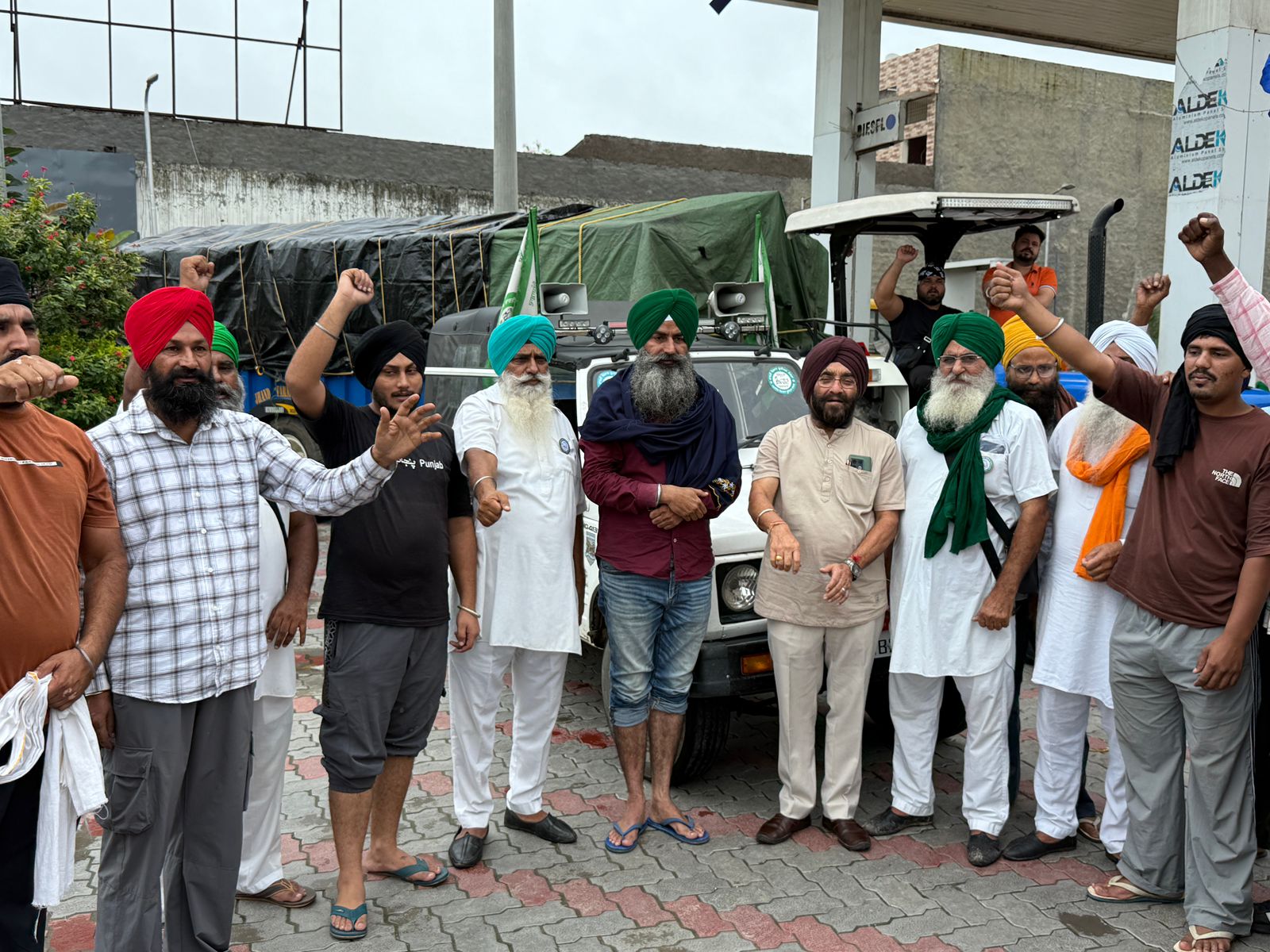 ਭਾਰਤੀ ਕਿਸਾਨ ਯੂਨੀਅਨ ਏਕਤਾ ਸਿੱਧੂਪੁਰ ਬਲਾਕ ਜੰਡਿਆਲਾ ਗੁਰੂ ਵੱਲੋਂ ਹੜ੍ਹ ਪੀੜਤਾਂ ਲਈ ਰਾਹਤ ਸਮੱਗਰੀ ਦੀਆਂ ਦੋ ਟਰਾਲੀਆਂ ਅਤੇ 7 ਕਾਰਾਂ ਕੀਤੀਆਂ ਰਵਾਨਾ-