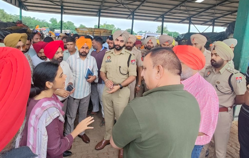 ਡਿਪਟੀ ਕਮਿਸ਼ਨਰ ਨੇ ਹੜ੍ ਪੀੜਤ ਇਲਾਕੇ ਵਿਚ ਲਗਾਏ ਗਏ ਮੈਡੀਕਲ ਕੈਪਾਂ ਦਾ ਕੀਤਾ ਨਿਰੀਖਣ-