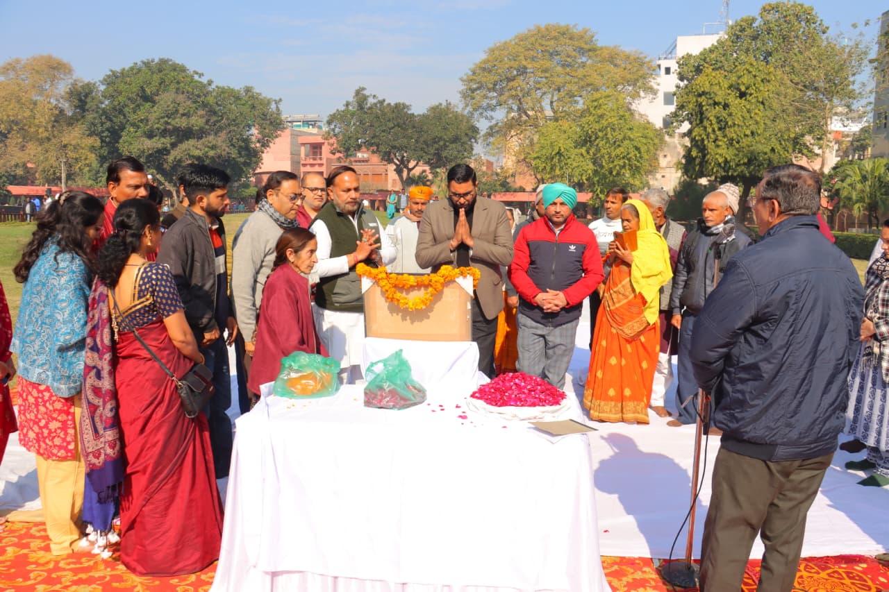 ਸੁਤੰਤਰਤਾ ਸੰਗਰਾਮ ਦੌਰਾਨ ਜਾਨਾਂ ਕੁਰਬਾਨ ਕਰਨ ਵਾਲੇ ਯੋਧਿਆ ਨੂੰ ਜਿਲ੍ਹਾ ਪ੍ਰਸਾਸ਼ਨ ਨੇ ਜਲਿਆਂਵਾਲਾ ਬਾਗ ਵਿਖੇ ਦਿੱਤੀ ਸ਼ਰਧਾਂਜਲੀ-
