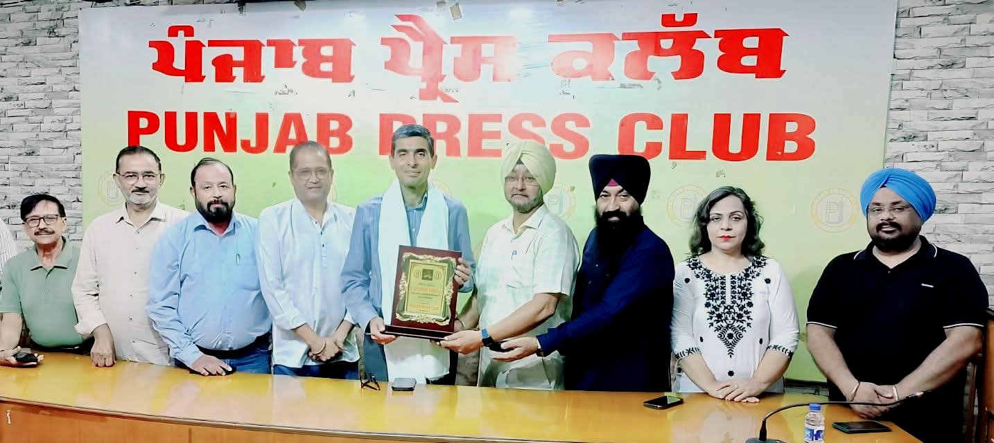 ਪੰਜਾਬ ਪ੍ਰੈੱਸ ਕਲੱਬ ਪਹੁੰਚੇ ਪੁਲਿਸ ਕਮਿਸ਼ਨਰ ਸਤਿੰਦਰ ਸਿੰਘ, ਗਵਰਨਿੰਗ ਕੌਂਸਲ ਵੱਲੋਂ ਨਿੱਘਾ ਸਵਾਗਤ ਤੇ ਸਨਮਾਨ-